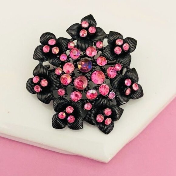 Vintage Hot Pink Crystal Cluster Small Brooch Bronze Metal - Picture 2 of 4